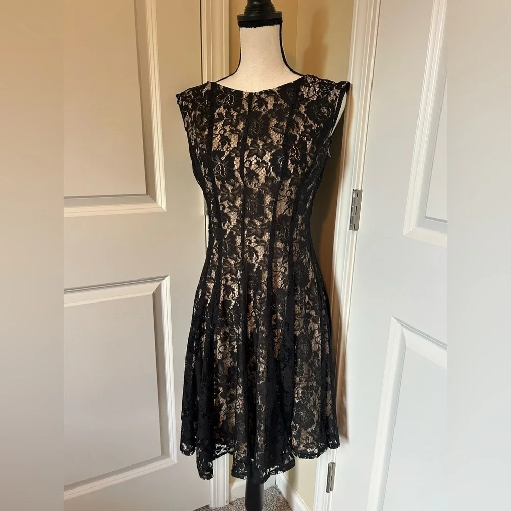 Elegant Black Lace high neck sleeveless Dress - Picture 2 of 6